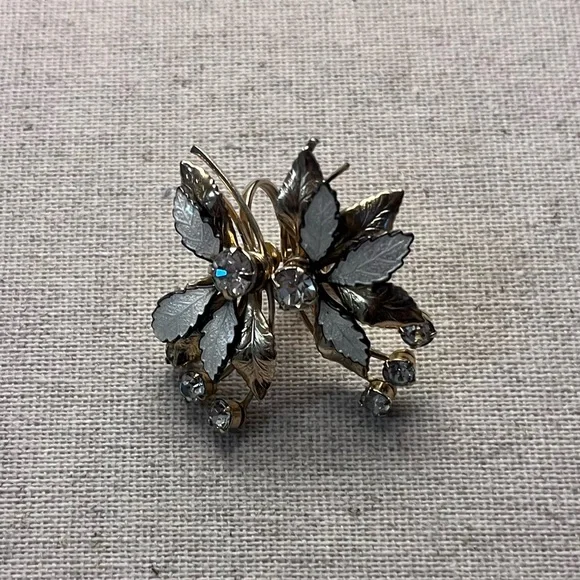 ✨ Vintage White Guilloche and Gold Tone Leaves Screw Back Earrings - Picture 2 of 5